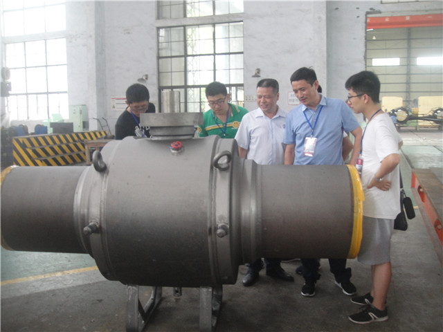 3江波(中)陪同客商参观产品